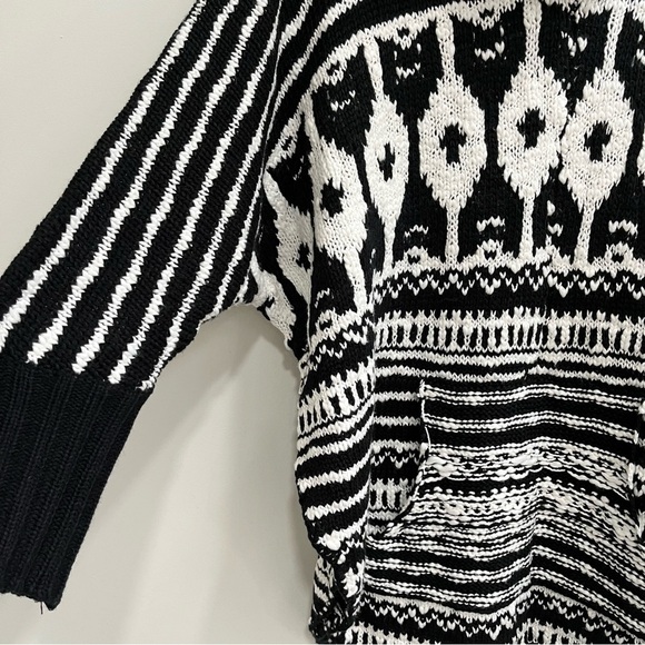 The Limited black white southwestern Aztec poncho knit sweater turtleneck Medium - Picture 6 of 9